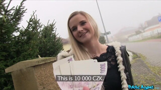 Adolescenta din suburbii poate fi futută pentru bani