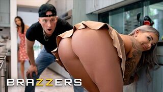 Sexy chef Hayley Davies este mai concentrat pe scula lui Zac decât munca