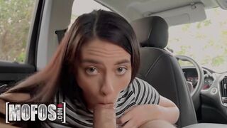 Insolent şofer Uber Gianna Ivy abia poate rezista pasagerului ei frumos
