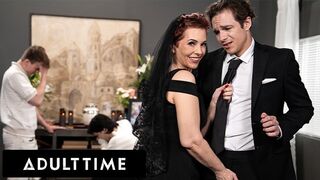 Vierme tatuat fierbinte Ruby Lynne prins dracului la o înmormântare!