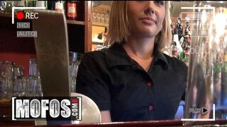 Barmaniţa blondă a lui Rihanna Samuel îi arată sânii unui oaspete înainte să-şi sugă scula