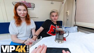 Young mia roșu anal ia sex pentru atenția extraterestră pe tren