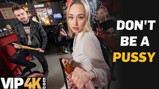 O vedetă porno blondă şi-o trage cu un străin într-un bar