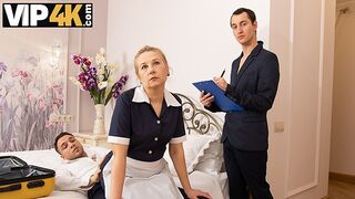 Room service cu șurub cu o blondă coaptă fierbinte