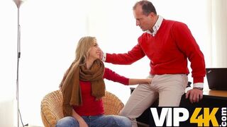 Al naibii de ajutor vecin fată blondă