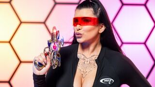Romi Rain şi-o trage cu rasa extraterestră pentru a proteja umanitatea!