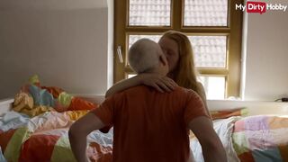 Blondă adolescentă geme în timp ce bătrânul îşi fute păsărica