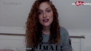 Adolescent Globe întinde păsărica ei strâns cu penis artificial gros