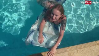 Emma Wolf este fata fierbinte care fute în piscină