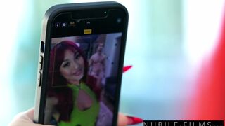 Mina Luxx arată cât de dornică l-ar face pe profesorul sexy pentru plăcerea ei cu tot respectul