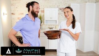 Brad Newman încearcă propriul său ulei Nuru cu o mașină de masaj fierbinte