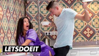 Camerista sexy Jade Presley curata si suge sculele mari in adapostul fierbinte