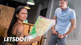 Călătoria fericită a Claudiei Bavel în paradisul sexual al căminului fierbinte