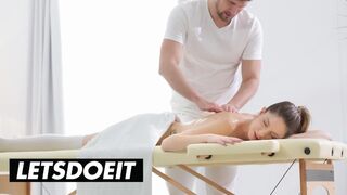 Aventura de masaj uleioasă a Rebeccăi Volpetti cu cântecul de dragoste al lui Kristof Cale