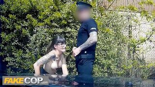 Poliţistul şi-o trage cu tocilara brunetă şi îşi împuşcă ochelarii
