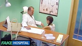 Un adolescent rus disperat îl răsplăteşte pe doctor cu sex dur într-un spital fals