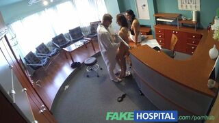 Anna Rose de la spital seduce asistenta si se bucura de pasarica ei cu limba