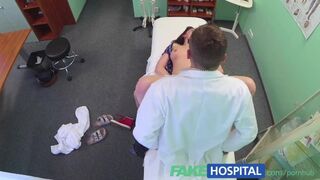 O fată sexy maro şi sexy învaţă că doar un tâmpit o poate vindeca