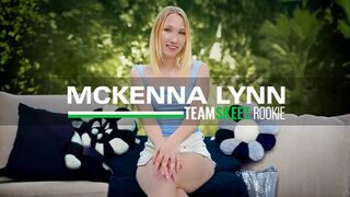 Primul porno Mckenna Lynn: aventura fetei blonde penis sălbatic