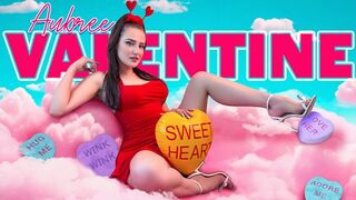 Păsărică în lumina reflectoarelor: Aubree Valentine se bucură să urle la Donnie Rock cu degetele la frontieră