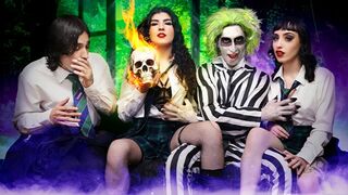 Beetlejuice xxx parody: Aryana Starr îşi seduce coada la petrecerea infernală