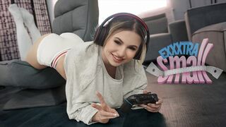 Fetiţa adolescentă Aria Banks îl prinde pe fratele ei vitreg înalt, Chris Epicet, bătând-o în camera ei