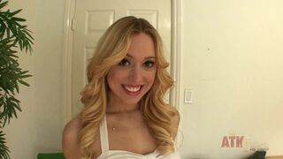 Blondă adolescentă Lucy Tyler frecare clitorisul ei cu un vibrator la orgasm mare