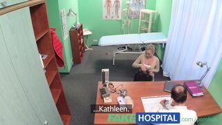 Pacienta blondă sexy iubeşte corpul muscular al unui doctor şi cuvintele de mângâiere