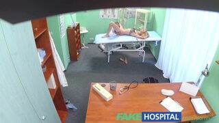 Fată blondă subţire primul sex oral orgasmic într-un spital fals