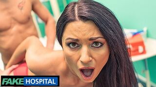 Milf polonez Ania Kinski îi arată doctorului un sân nou la spitalul fals
