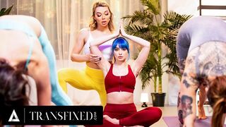 Emma Rose instructor de yoga trans devine prins în timp ce ea fute Jewelz Bluo într-un curs de yoga regulat!