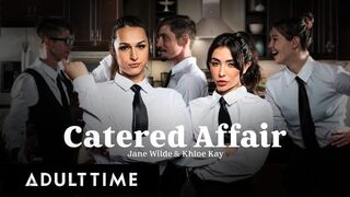 Jane Wilde şi Khloe Kay chelneriţe sexy futut la locul de muncă