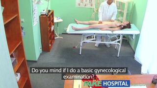 Un adolescent drăguţ învaţă să şi-o tragă la clinică