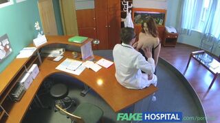 Noul angajat cu sâni mari e naşpa şi îşi face de cap pentru o slujbă la clinică