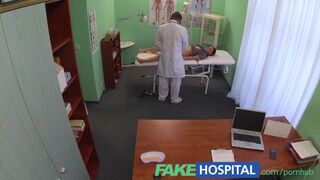 Studenta primeşte un examen complet la clinică înainte de muncă