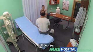 O femeie de serviciu cu părul negru nu poate rezista unui doctor în uniformă