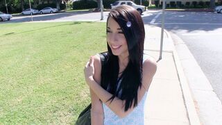 Târfa adolescentă Mia Hurley îşi arată sânii mari şi i-o trage copilului pentru bani