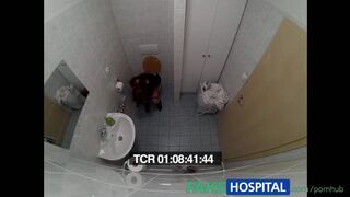 Într-un spital fals, unei târfe adolescente tatuate îi place să fie doctor care se bucură de sex