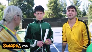 Meci de tenis duce la o orgie de patru dracu ' - Kenzie Taylor și Mona Azar