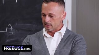 Atentia clasei dispare daca profesorul nu suge pula mare