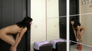 Teenage fată masturbare cu păsărică păros în fața unei oglinzi