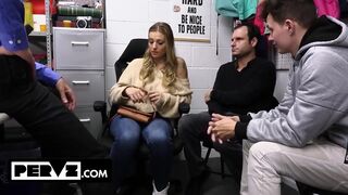 Kenzie Love devine sânii ei mari acoperite în Cum în fața Hubby și Stepson - Pervz