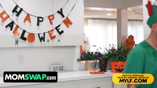 Sydney Paige şi Mandy Rhea, două mame vitrege sexy, Halloween, alege un costum de lux pentru a conduce Berry Mckeciner nebun