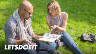 Fundul mare al Oliviei Devine a dat-o în bară în străinătate de un chelios cu o sculă