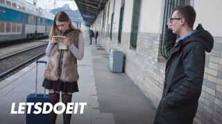 O adolescentă din Selvaggia i-a luat scula lui Charlie Dean pentru o partidă de sex