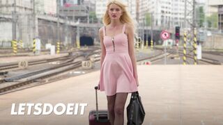 Blond Bree Haze dracu 'tare în străinătate cu copac gigant Neeo lui