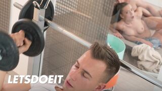 Păsărica adolescentă a Theresei Bizardre este profund futută în saună