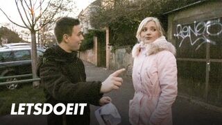 Turist pervers Zazie Skymm seduce Stud în dracului greu în biroul său