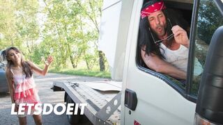 Shrima Malati primeşte un tratament fierbinte pentru păsărica ei după un colibri greu