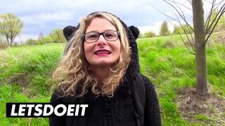 Blonda Izzy Mendosa călăreşte sălbatic penisul gigant pe partea din spate a maşinii